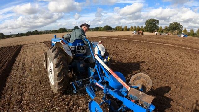 1974 Ford 2000 2.6 Litre 3-Cyl Diesel Tractor (36HP) with Ransomes 2 Furrow Mounted Plough смотреть онлайн