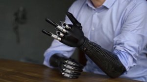 Бионическая кисть MeHandA MaxBionic в работе. Какие жесты способен выполнить протез руки?