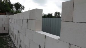 Укладка стен сарая из газоблоков