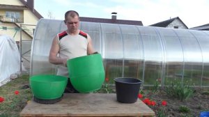 Емкость для цветов из пластиковой бочки.