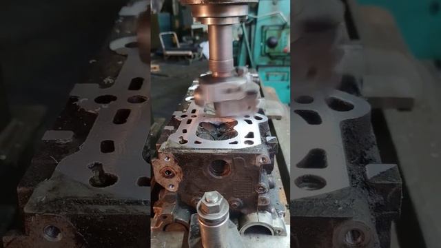 Фрезеровка головки блока цилиндров автомобиля. смотреть онлайн