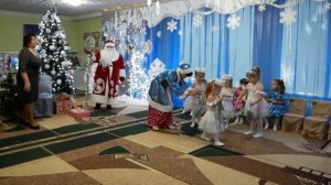 Танец снежинок на новогоднем утреннике 2020 в младшей группе. Муз. рук. Тушева И. В.