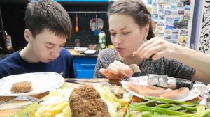 МУКБАНГ КОТЛЕТЫ/ПЮРЕ/СОЛЁНАЯ СКУМБРИЯ И КЕТА