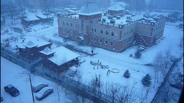 Зимняя сказка: Прогулка детей в детском саду по снежному марту!