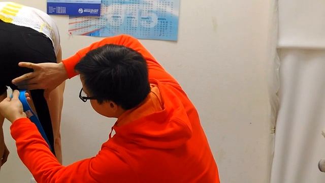 Тейпирование задней поверхности бедра  кинезиотейпом ! Taping the hamstring with kinesio tape