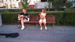 Девушка на гитаре играет песни гр.Чайф.Уличные музыканты.