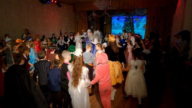 Мы пойдём сейчас на лево, а потом пойдём на право...Ёлка ДДЮТ - Кронштадт 24.12.2015г смотреть онлайн