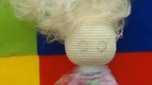 Оформление личика вязаной кукле.