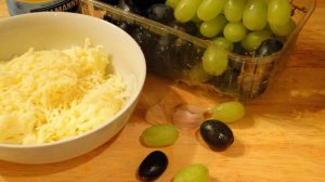 Салат с виноградом и сыром и чесноком