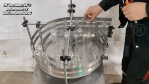 Крутящийся стол для передвижения бутылок. Блок линии розлива. Фасовочное оборудование.