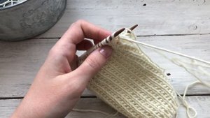 Чепчик для новорожденного спицами в бохо стиле. Подробный мастер-класс