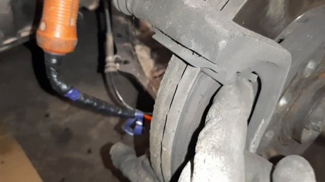 Замена передних тормозных колодок на Renault Kangoo 1,5Cdi 2015год смотреть онлайн