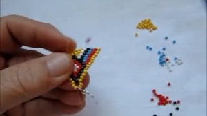 (82) Серьги из бисера в комплект.