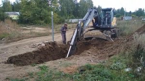 Рытьё траншеи под водопровод экскаватором