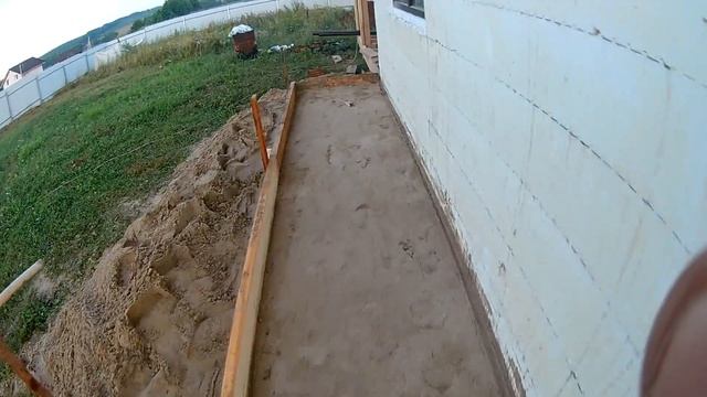Самая бюджетная отмостка, по 2 000 рублей за квадратный метр.