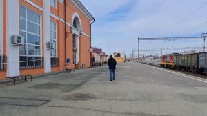 There is one platform in front of the Bryansk railway station. Перрон перед вокзалом Брянск один.