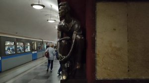Метро Площадь Революции - музей скульптур под землёй пишут иностранцы о метро Москвы #metro #Moscow