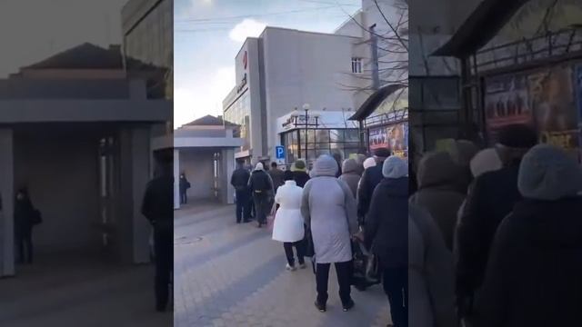 В Белгороде собралась огромная очередь в МФЦ на проспекте Славы