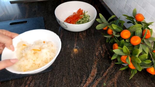 Легкий и вкусный салат из квашеной капусты. Обязательно приготовьте.