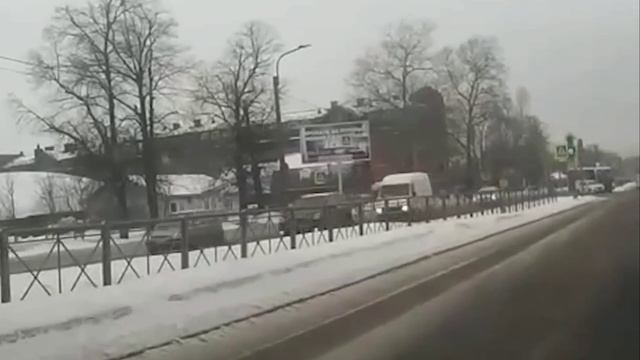 В Петербурге у автобуса отлетело колесо и проломило челюсть девушке на остановке.#shorts#
