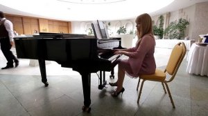 Президент Отель, Ведущая играет на  рояле в период Сбора гостей, обаяние живого звука