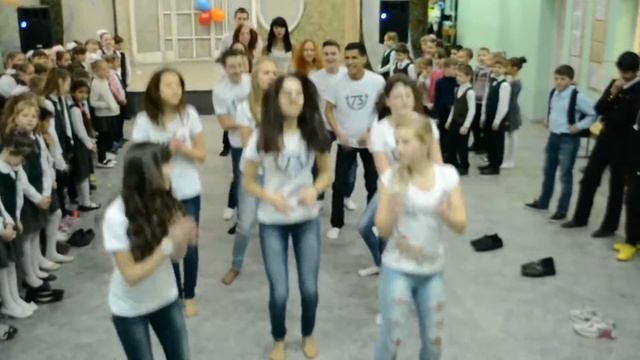 МОУ СОШ № 73. Флешмоб. Танцевальный подарок учеников учителям на 8 марта. смотреть онлайн