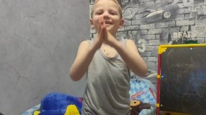 Лунтик ехал на тележки, пробовал он всем орешки