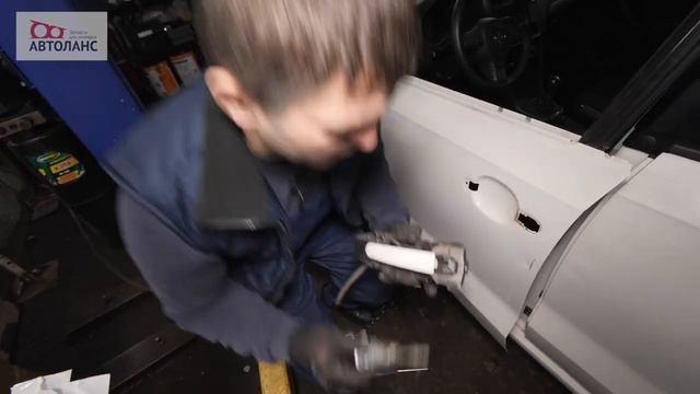 Разбор и демонтаж передних и задних дверей на Volkswagen Polo V смотреть онлайн