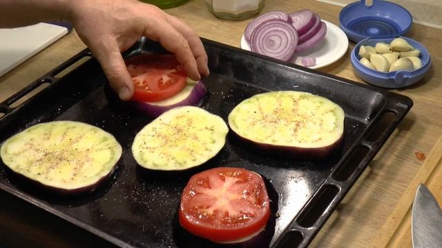 Великолепная горячая закуска из баклажанов, помидоров, красного лука, чеснока. Рекомендую!