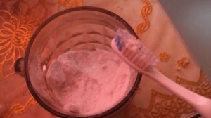 чистка зубов солью препятствует кариесу :)