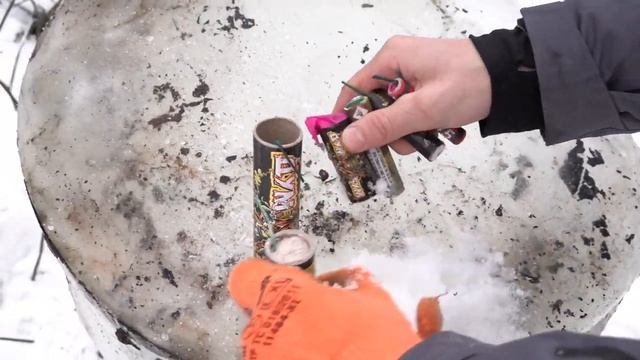 ПЕТАРДЫ против ГЛЫБЫ ЛЬДА. ЛЕД в бочке. Топ петард.