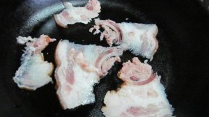 Блюдо на завтрак из баклажана с яйцом