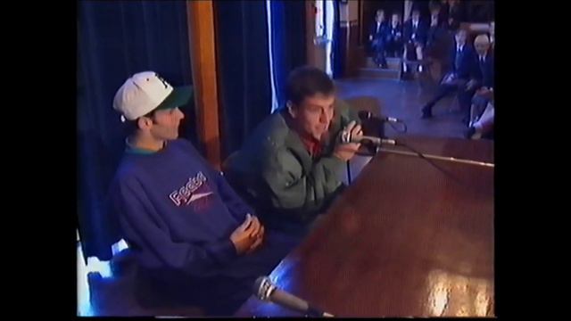 Lee Sharpe doing the Sharpey Shuffle at Oldham School 1993 смотреть онлайн