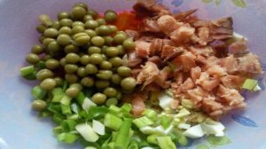 Салат с копченой красной рыбой