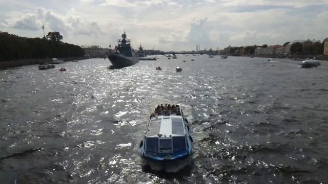 Видеосъёмка с Дворцового моста, День ВМФ в Петербурге, 31 июля 2016 года смотреть онлайн