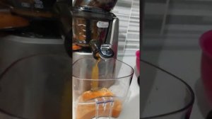 Морковный сок при помощи шнековой соковыжималки Kuvings C7000