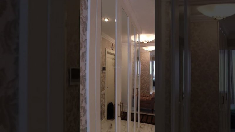 Встроенный зеркальный шкаф в прихожую
