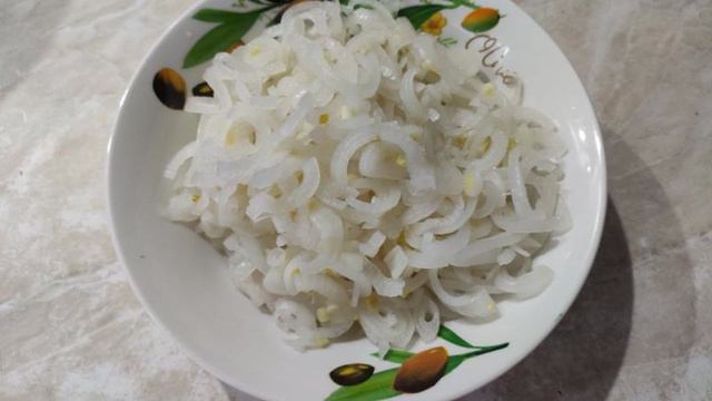 Салат со свининой и маринованным луком