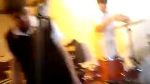 Разбил гитару об сцену