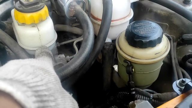 Меняем шток рабочего цилиндра сцепления на ланосе. Прокачиваем систему. смотреть онлайн