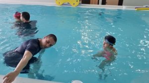 Ника учится плавать под водой!