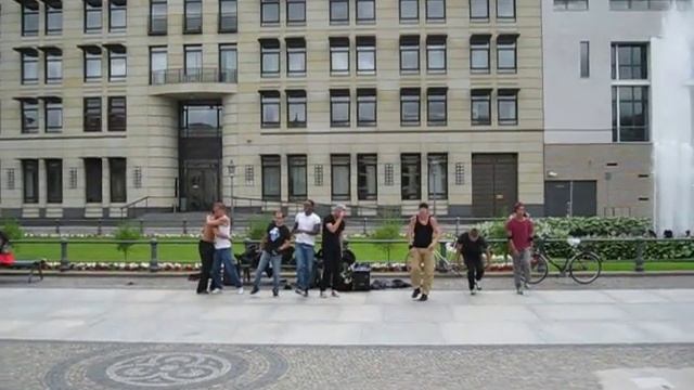 Брейкеры в центре Берлина (street break dance) смотреть онлайн