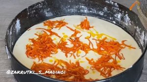 Заливной пирог с отварными яйцами, зелёным луком и с морковью.