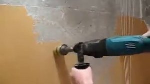 Снятие старой краски со стен при помощи коронки