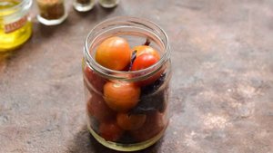 Помидоры с базиликом и медом на зиму