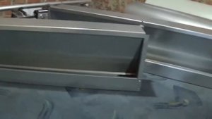 Бункерная кормушка и ниппельные поилки для бройлеров (напольное содержание)