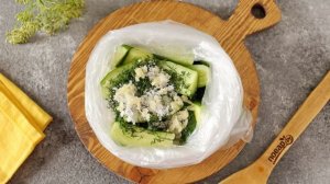 Маринованные огурцы в пакете с уксусом