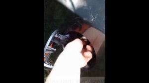 Как закрыть крышку лючка бензобака в машине?