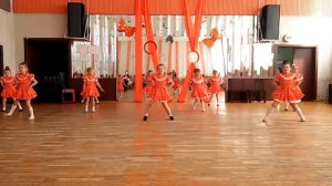 Дети танцуют под песню "Кнопочка"!