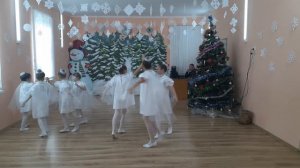 Танец "Зимняя сказка" исполняет танцевальная группа "Ритмика"
